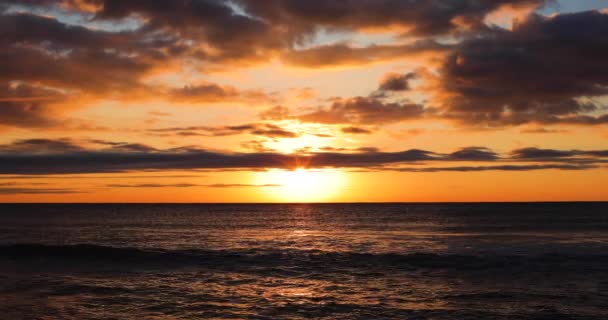 Tropikalny Wschód Słońca Nad Oceanem Słońce Wschodzące Nad Falami Morskimi — Wideo stockowe