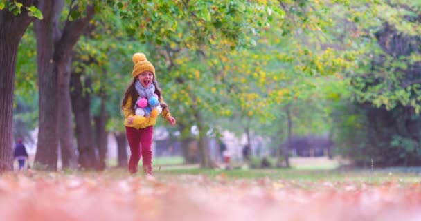 Szczęśliwa Dziewczyna Bawiąca Się Opadłymi Liśćmi Kolorów Jesienny Park Sezon — Wideo stockowe