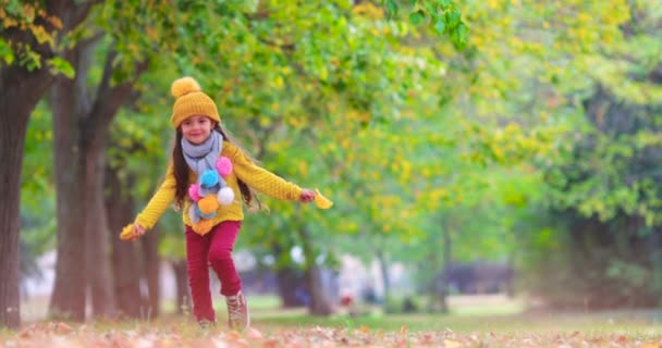Szczęśliwa Dziewczyna Bawiąca Się Listkami Jesiennym Parku Małe Dzieci Jesienne — Wideo stockowe