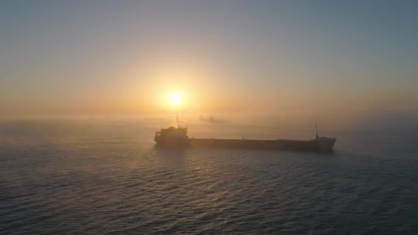 Vista Aérea Navio Carga Vela Ondas Marinhas Nebulosas Nascer Sol — Vídeo de Stock