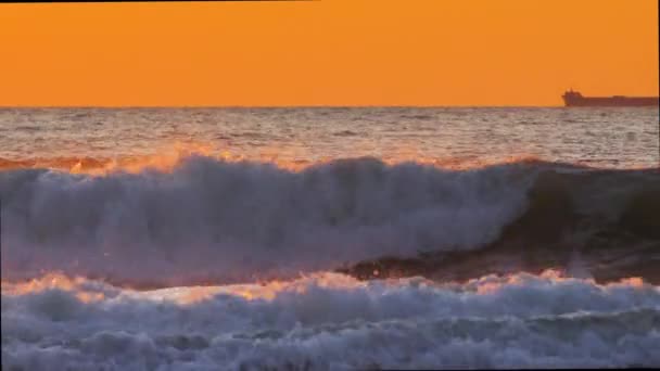 Nascer Sol Dourado Sobre Mar Ondas Oceânicas Inundam Praia — Vídeo de Stock