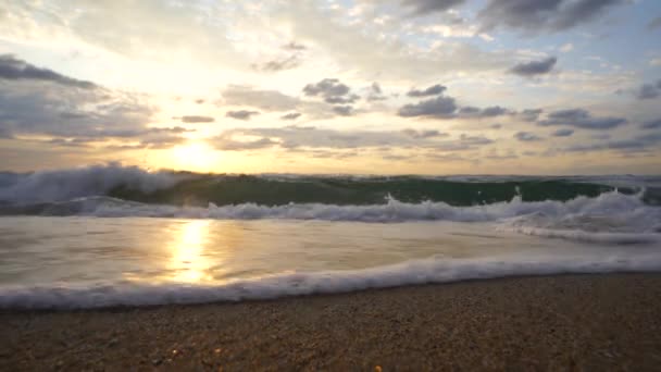 Ocean Beach Sonnenaufgang Schöne Wolkenlandschaft Über Den Meereswellen — Stockvideo