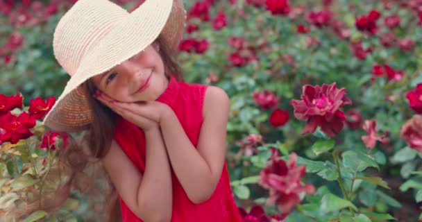 Mooi Klein Meisje Rozen Tuin Charmante Vrouw Glimlachen Buiten Met — Stockvideo