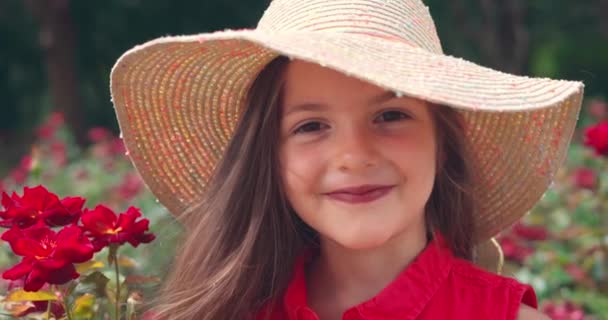 Όμορφο Κοριτσάκι Κήπο Τριαντάφυλλα Στο Πάρκο Γοητευτική Γυναίκα Χαμογελαστή Εξωτερική — Αρχείο Βίντεο