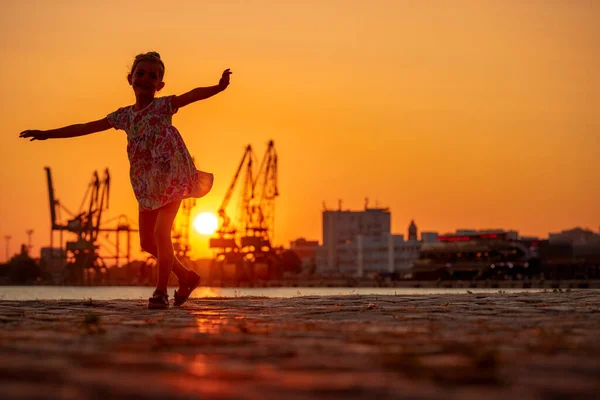Holčička Tančí Při Západu Slunce Silhouttes Industrial Cranes Sea Port — Stock fotografie
