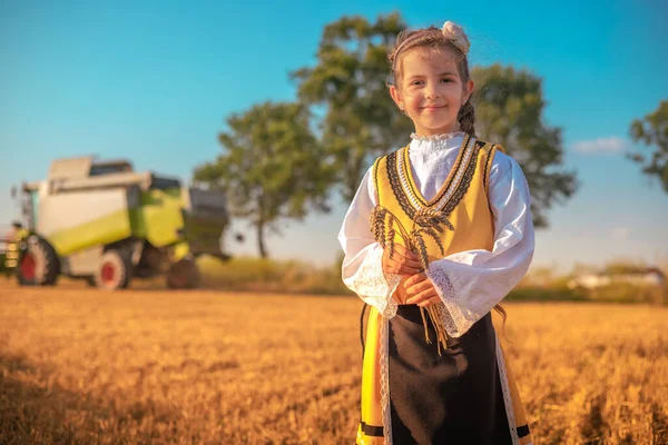 Mladá Dívka Tradičním Bulharským Folklórním Kostýmem Poli Zemědělské Pšenice Během — Stock fotografie