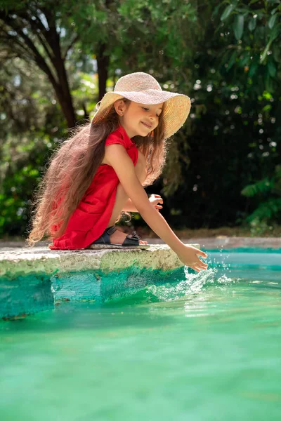 Portrait Young Beautiful Woman Playing Water Playful Little Girl Park — Foto de Stock