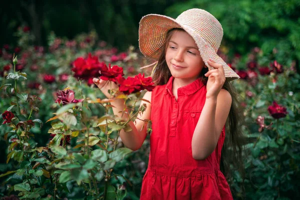 Bella Bambina Giardino Rose Nel Parco Affascinante Donna Sorridente All — Foto Stock