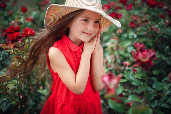 公園のバラ園の美しい少女 魅力的な女性は花と屋外で笑顔 — ストック写真