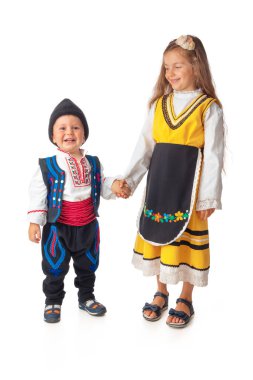Geleneksel Bulgar folklor kostümlü kız ve erkek. Mutlu çocuklar, erkek ve kız kardeş pozu.