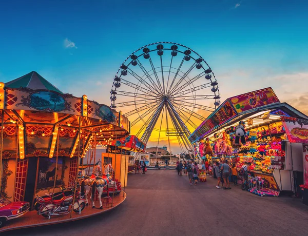 Varna Bulgaria 2020 Amusement Park Scene 페리스 스윙을 — 스톡 사진