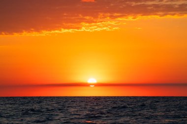 Denizin üzerinde güzel bulutlar, güneşin doğuşu.