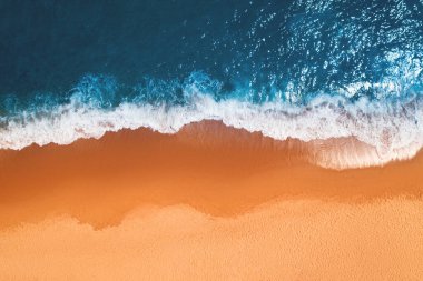 Sandy Beach 'in insansız hava aracı üst görüntüsü. Metin için kopyalama alanı olan turkuaz deniz dalgaları..