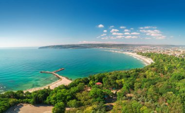 Varna bahar zamanı, deniz bahçesinin üzerindeki güzel hava manzarası..