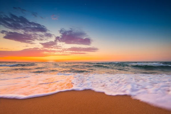 Bela Paisagem Nublada Sobre Mar Tiro Nascer Sol — Fotografia de Stock