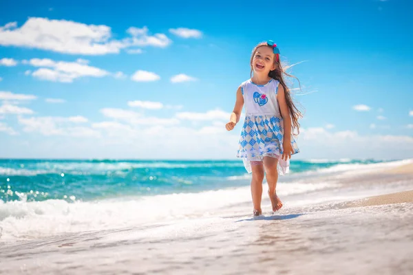 Happy Girl Działa Tropikalnej Plaży Letnie Wakacje — Zdjęcie stockowe