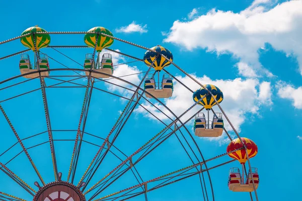 Ferris Wheel Kék Égbolttal Felhőkkel — Stock Fotó