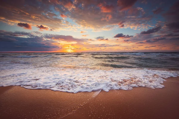 Denizin Üzerinde Güzel Bulutlar Güneşin Doğuşu — Stok fotoğraf