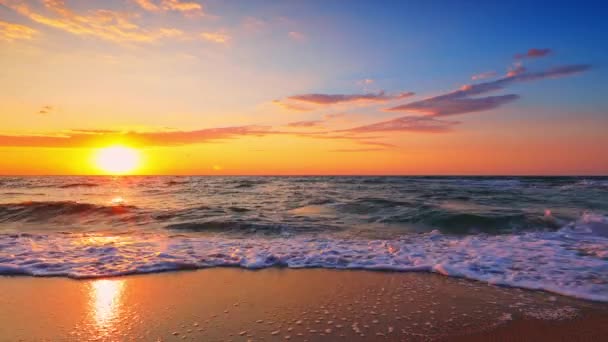 海とビーチの上に美しい日の出 波と砂 — ストック動画