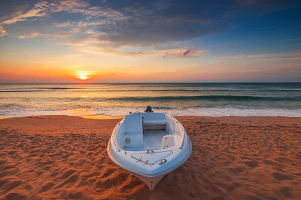 Човен Піску Сході Сонця Красивий Хмарний Пейзаж Самотній Пляж — стокове фото