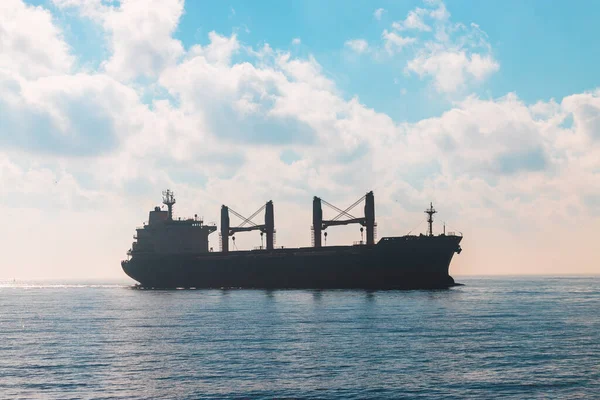 Βιομηχανικό Δεξαμενόπλοιο Μεταφοράς Φορτίου Που Πλέει Κατά Νεφελώδη Ανατολή — Φωτογραφία Αρχείου