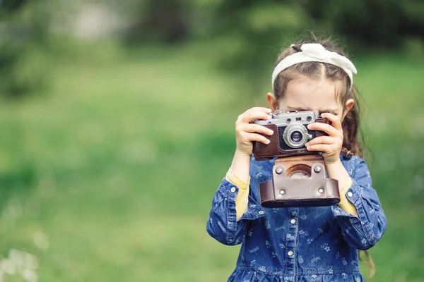 Klein Meisje Met Oude Vintage Camera Maakt Foto Van Omringende — Stockfoto