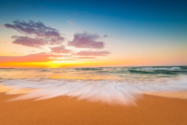 Prachtig Wolkenlandschap Boven Zee Zonsopgang Boven Oceaangolven Strand — Stockfoto