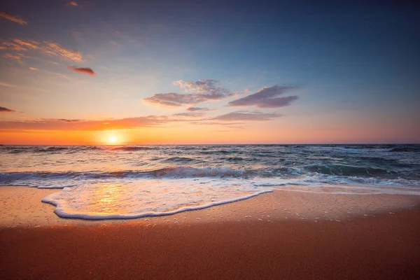Όμορφο Ηλιοβασίλεμα Πάνω Από Την Τροπική Θάλασσα Και Εξωτική Παραλία — Φωτογραφία Αρχείου