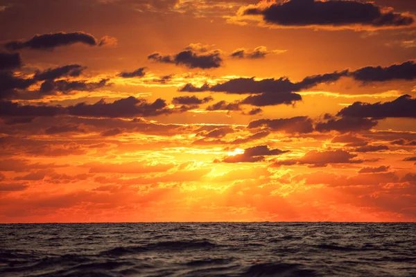 Céu Dramático Com Paisagem Nublada Sobre Ondas Mar Tiro Nascer — Fotografia de Stock