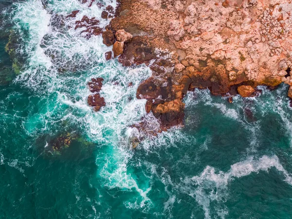 Letecký Pohled Skalnaté Pobřeží Řítící Oceánské Vlny — Stock fotografie