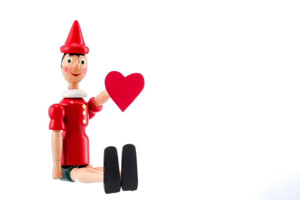 Pinocchio Spielzeugstatue Und Herz Isoliert Auf Weißem Hintergrund Valentinstag Konzept — Stockfoto