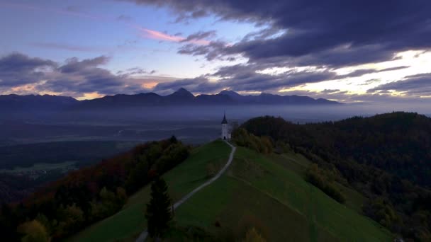 Berglandschaft Über Hügeln Und Kirche Des Heiligen Tomas Oberen Savatal — Stockvideo