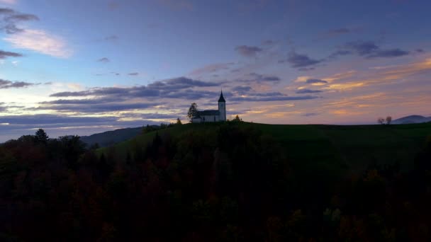 日没時のスロベニアの聖トーマス教会の空中ビュー — ストック動画