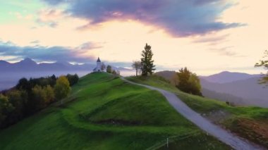 Arka planda Jamnik, Slovenya ve Julian Alps yakınlarındaki St. Primoz kilisesinin hava manzarası