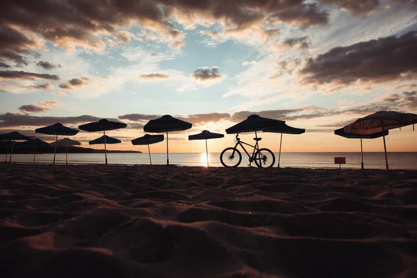 Silhouette Parasols Plage Avec Vélo Coup Soleil — Photo