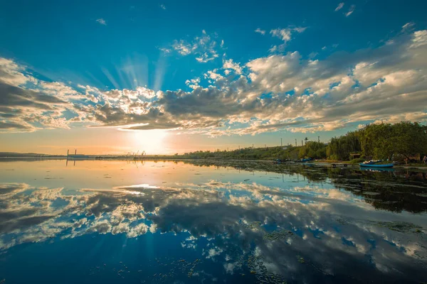 美丽的云彩笼罩着湖面 夕阳西下 — 图库照片
