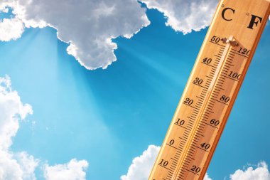 Termometre, bulutlu mavi gökyüzü, parlak güneş. Sıcaklık. Sıcak yaz günü. 