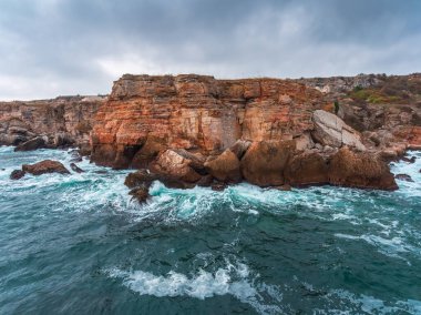  Dalgalar çökmesini ile kayalık sahil havadan görünümü.