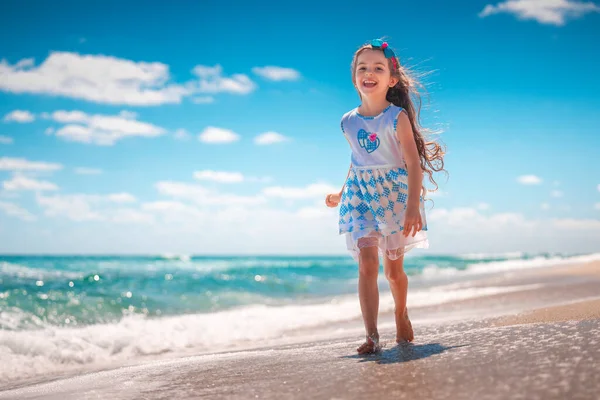 Gelukkig Meisje Loopt Tropisch Strand Zomervakantie — Stockfoto