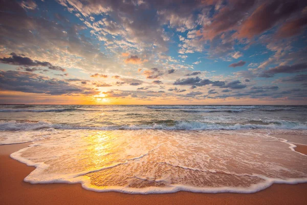 Piękny Chmurny Krajobraz Nad Plażą Morzem Wschodzie Słońca — Zdjęcie stockowe