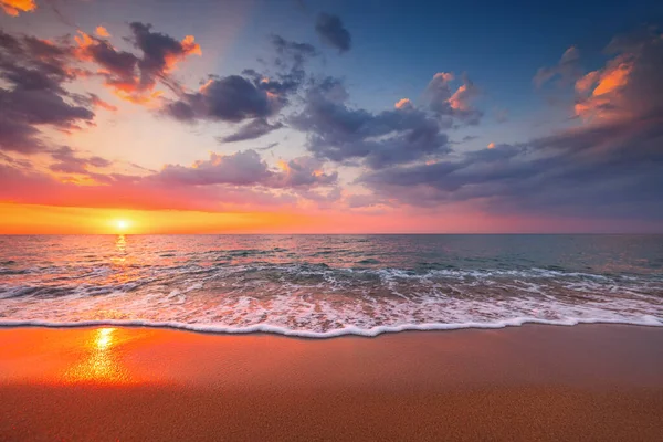 Schöne Wolkenlandschaft Über Strand Und Meer Bei Sonnenaufgang — Stockfoto