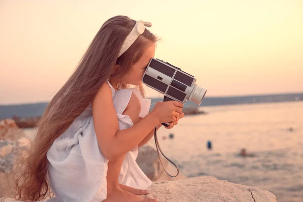 Šťastná Holčička Těší Moře Západ Slunce Pláž Pomocí Retro Kamery — Stock fotografie