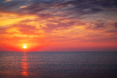 Denizin üzerinde güzel bulutlar, güneşin doğuşu.