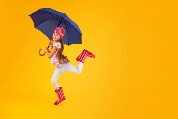 Счастливая Эмоциональная Девушка Смеется Зонтиком Цветном Желтом Фоне Осень Весна — стоковое фото