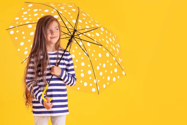 Menina Emocional Feliz Rindo Com Guarda Chuva Fundo Amarelo Colorido — Fotografia de Stock