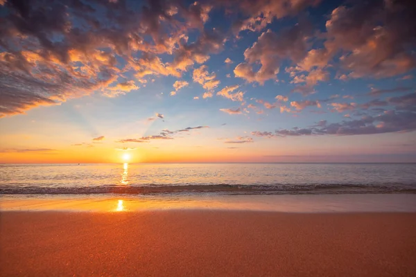 Bela Paisagem Nublada Sobre Mar Praia Tiro Nascer Sol — Fotografia de Stock