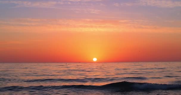 Deniz Dalgaları Üzerinde Dramatik Bulutlarla Güzel Bir Gün Doğumu — Stok video