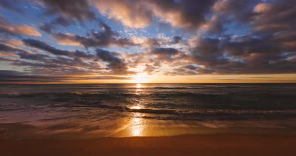 Hermoso Paisaje Panorámico Playa Oceánica Salida Del Sol Sobre Mar — Vídeos de Stock