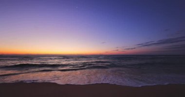 Deniz ve ada sahilinde gün doğumu. Güzel panoramik okyanus dalgaları manzarası. 