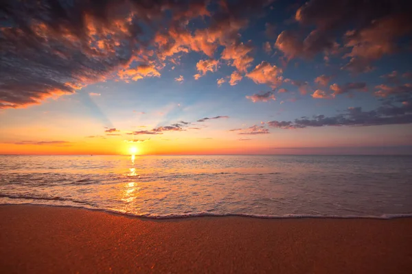 Exotisk Strand Soluppgång Över Havet Och Kusten Sand — Stockfoto